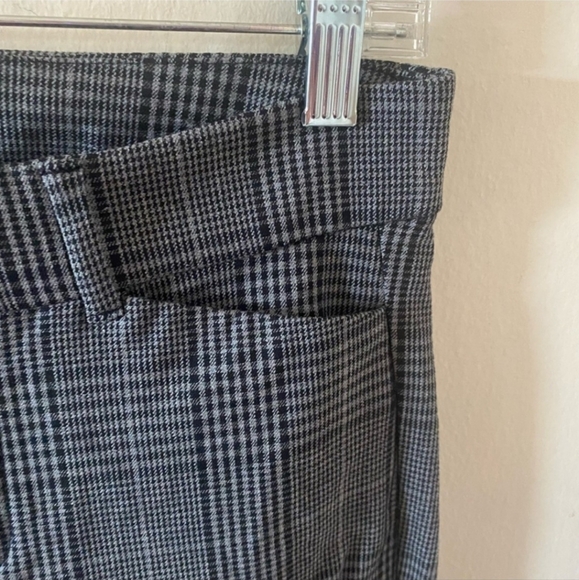 Old Navy Grey Plaid High Rise Pixie Flared Pants with Secret Smooth Pockets - Picture 4 of 4